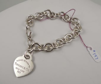 LADIES TIFFANY & CO. STERLING SILVER BRACELET WITH HEART PENDANT