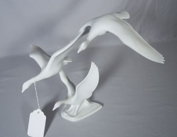 KAISER PORCELAIN SCULPTURE OF THREE GEESE