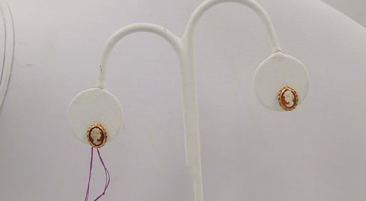 LADIES VINTAGE 14K YELLOW GOLD & CAMEO STUD EARRINGS