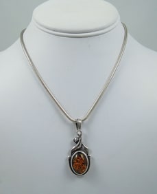 LADIES VINTAGE STERLING SILVER AND AMBER NECKLACE