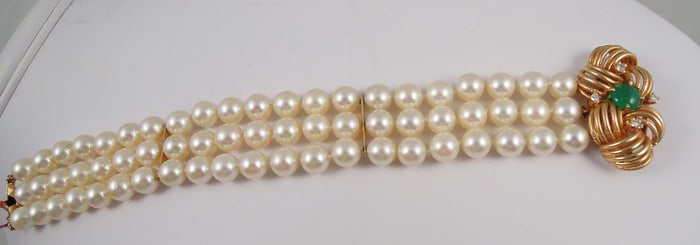 BEAUTIFUL LADIES TRIPLE STRAND PEARL BRACELET WITH 14K Y.G., EMERALD & DIAMOND CLASP