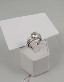 OUTSTANDING LADIES 18K W.G. & SOLITAIRE DIAMOND RING