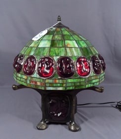 METAL, LEADED GLASS AND TURTLE BACK GLASS TABLE LAMP