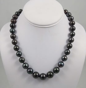 BEAUTIFUL STRAND OF TAHITIAN CULTERED BLACK PEARL NECKLACE