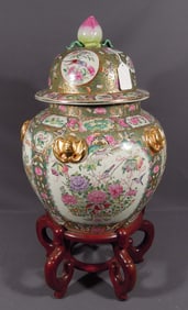 VINTAGE CHINESE ROSE MEDALLION PORCELAIN COVERED URN