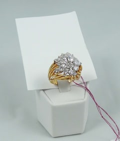 LADIES 18K Y.G. & DIAMOND CLUSTER RING