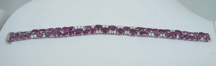 LADIES PLATINUM, NATURAL UNHEATED KASHMIR SAPPHIRE & DIAMOND BRACELET