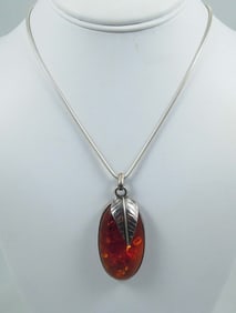 LADIES VINTAGE STERLING SILVER AND AMBER NECKLACE