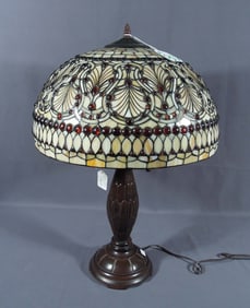 FINE TIFFANY STYLE METAL & LEADED GLASS TABLE LAMP