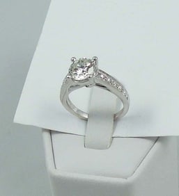 BEAUTIFUL LADIES 18K W.G. AND DIAMOND RING