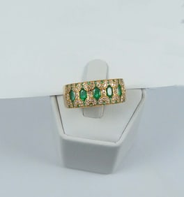 LADIES FINE 18K Y.G., EMERALD & DIAMOND RING