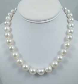 LADIES FINE STRAND OF SOUTH SEA PEARLS