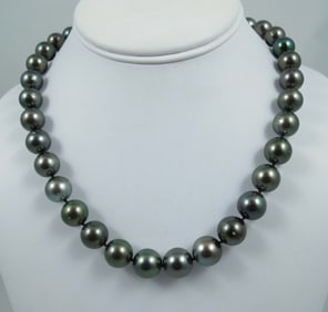 LADIES FINE STRAND OF TAHITIAN SOUTH SEA BLACK PEARLS