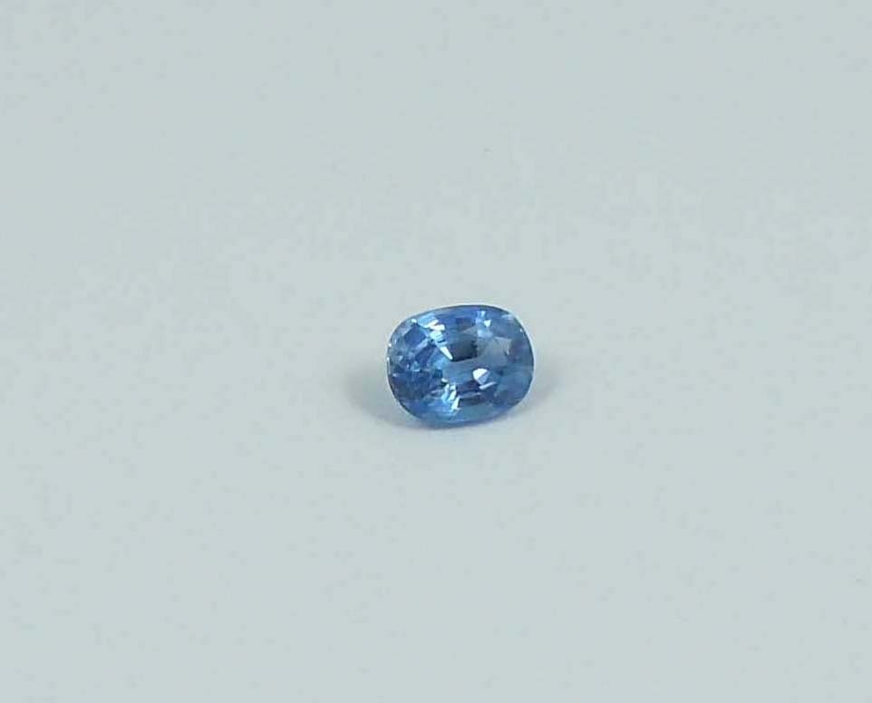 APPROX. 2.10 CTS. LOOSE CEYLON SAPPHIRE: Cornflower blue coloration. Oval cut.