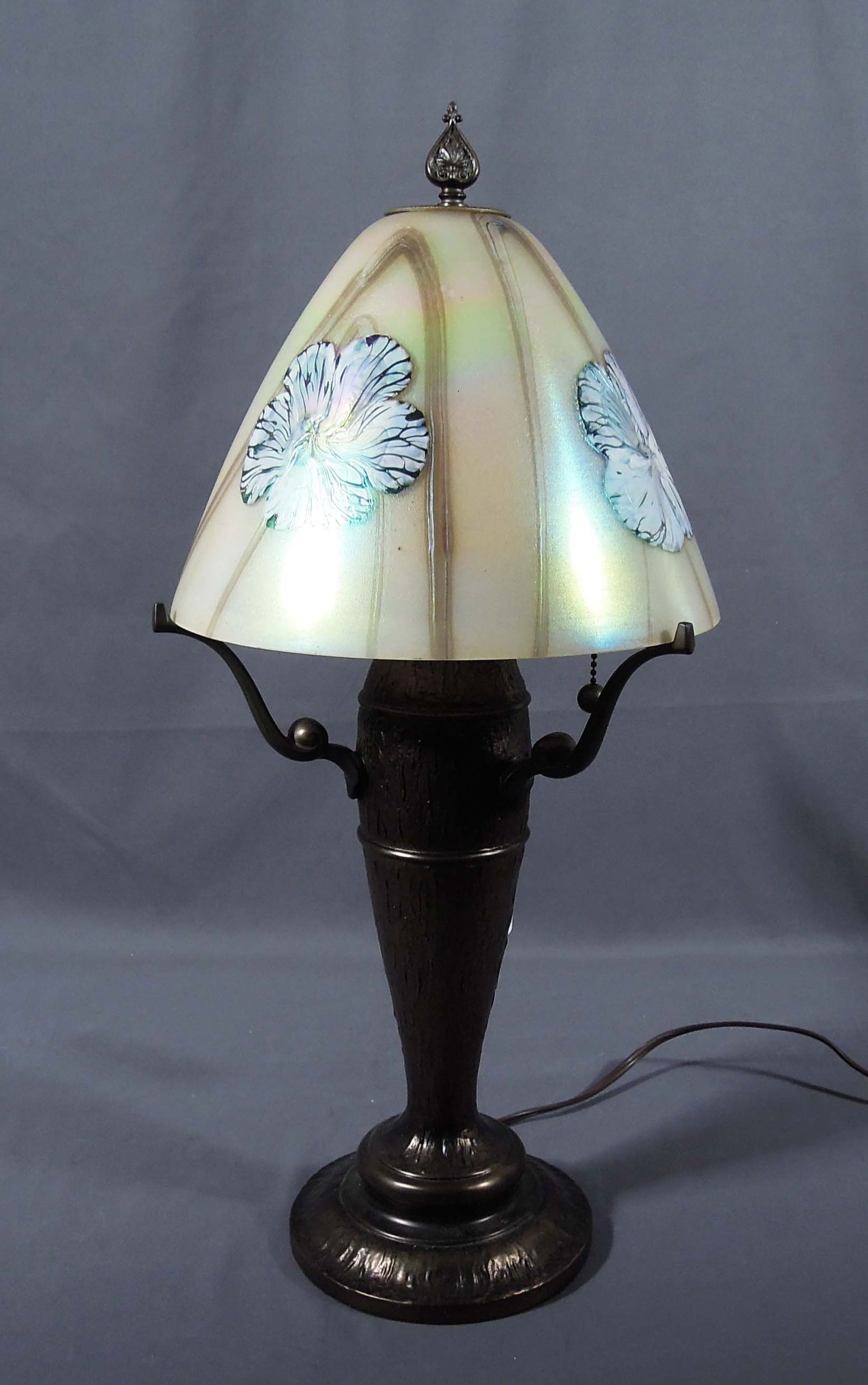 ORIGINAL VINTAGE SIGNED TODD PHILLIPS QUOIZEL ART GLASS IRIDESCENT TABLE LAMP (1 of 3)