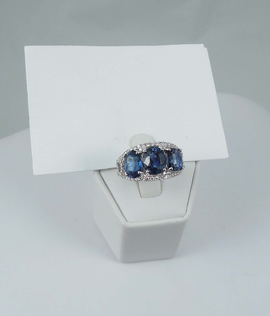 LADIES PLATINUM SAPPHIRE & DIAMOND RING (1 of 1)