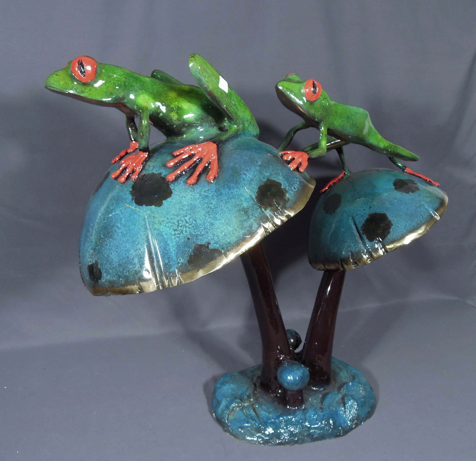 FANTASTIC BRONZE SCULPTURE OF TWO FROGS ON MUSHROOMS (1 of 1)