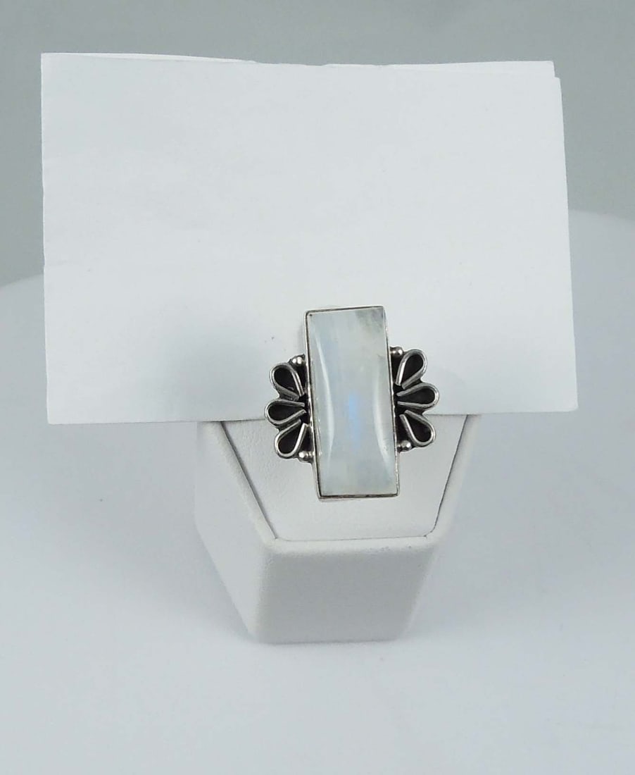 VINTAGE LADIES STERLING SILVER & MOONSTONE RING (1 of 1)