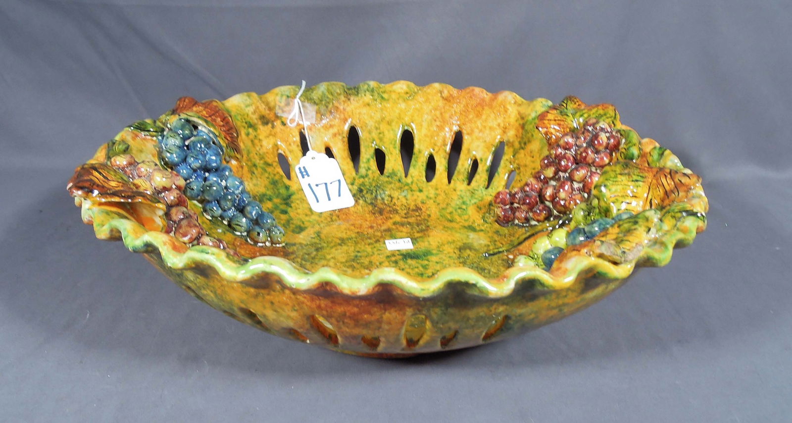 BEAUTIFUL MEXICAN MELLADO MAJOLICA POTTERY 3D GRAPES BOWL (1 of 2)