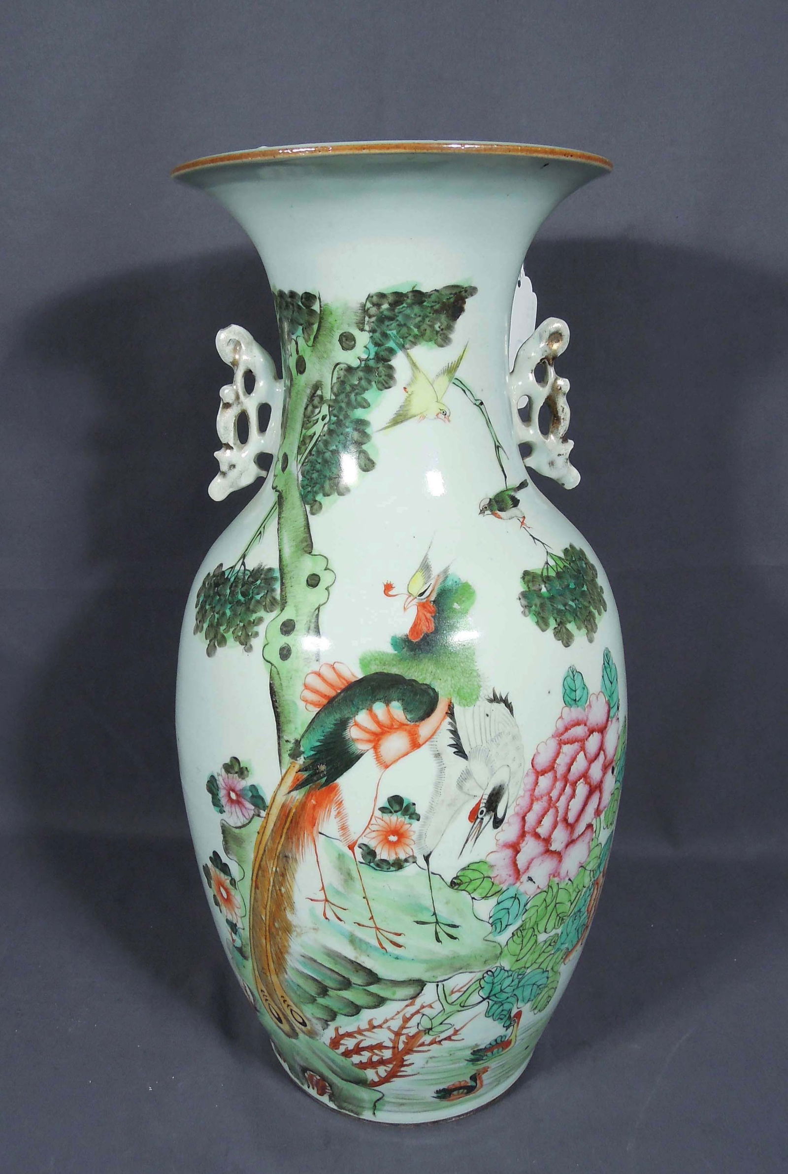 VINTAGE CHINESE FAMILLE ROSE PORCELAIN VASE (1 of 2)