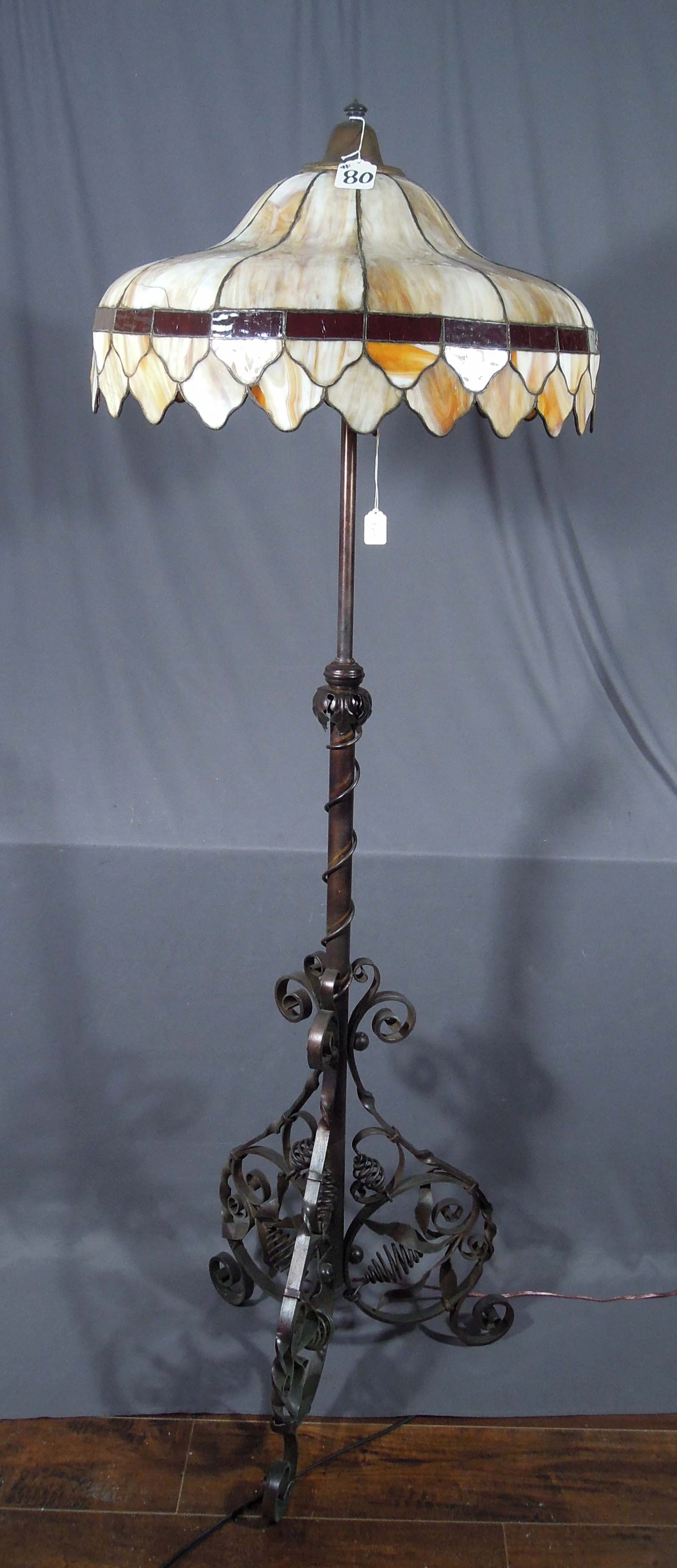 BEAUTIFUL VINTAGE TIFFANY STYLE CAST IRON & SLAG GLASS FLOOR LAMP (1 of 2)