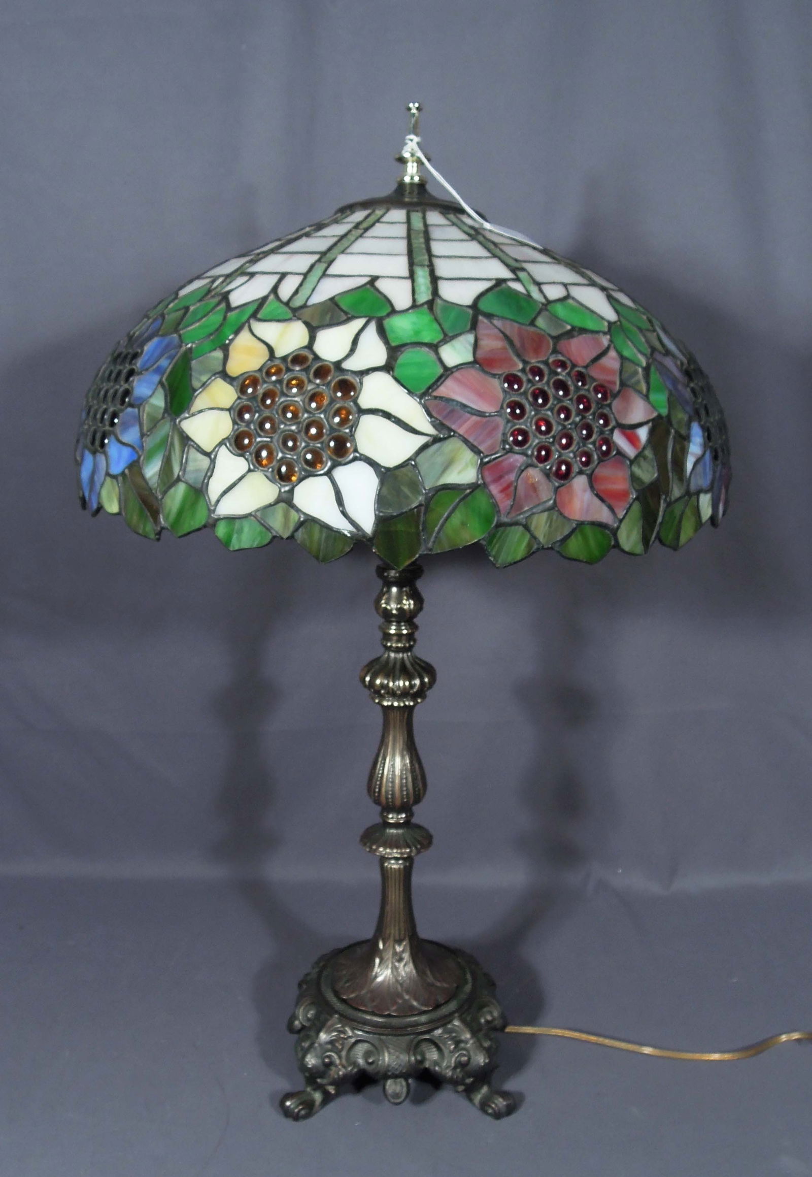 BEAUTIFUL METAL & LEADED GLASS TABLE LAMP (1 of 2)