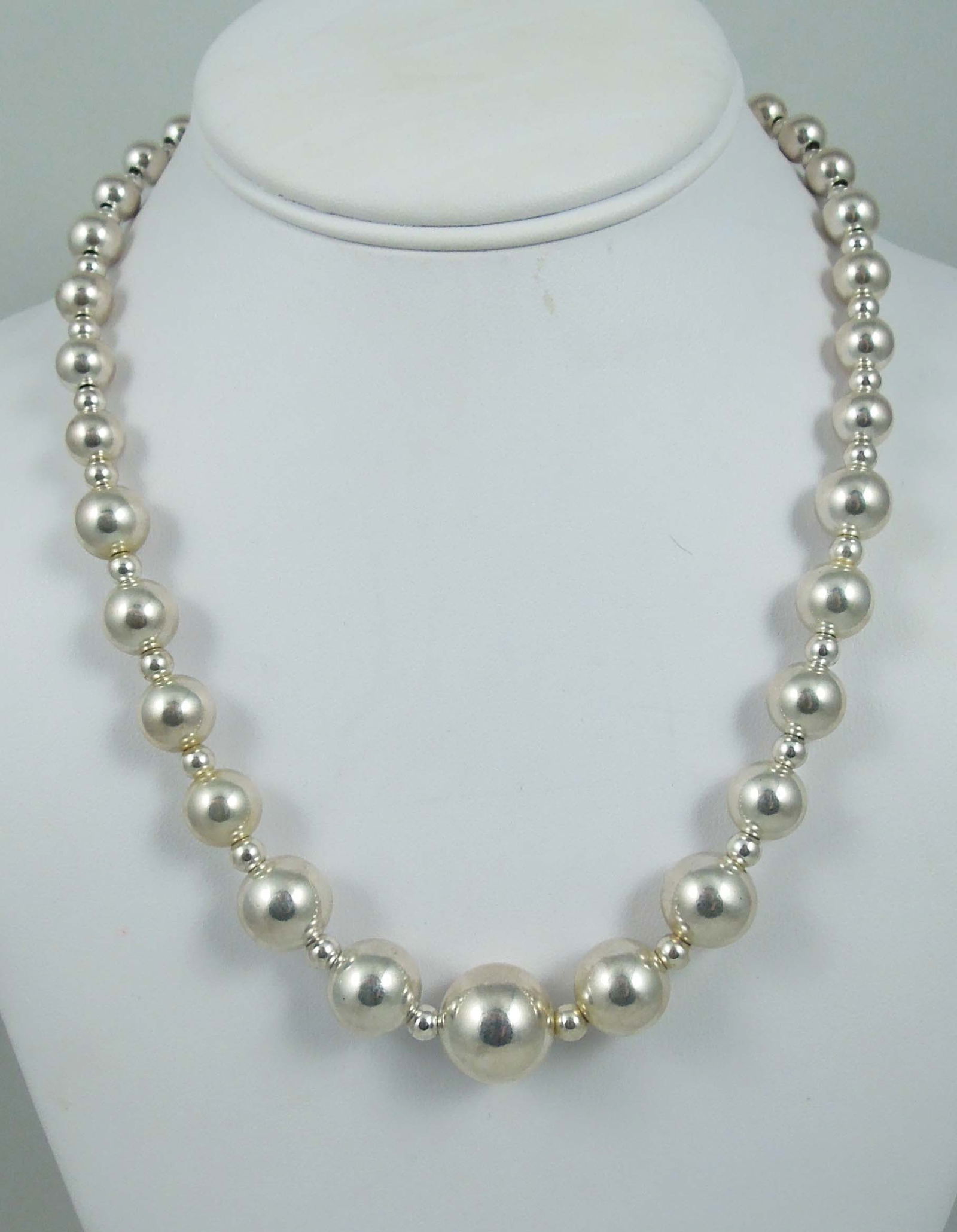 LADIES LARGE STERLING SILVER GRADUATED BEAD NECKLACE (1 of 1)