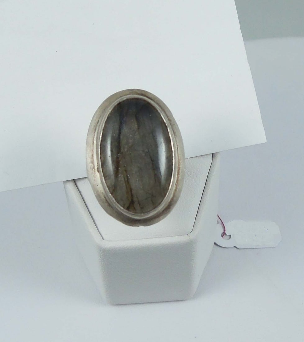 A LARGE VINTAGE STERLING SILVER AND LABRADORITE RING (1 of 1)