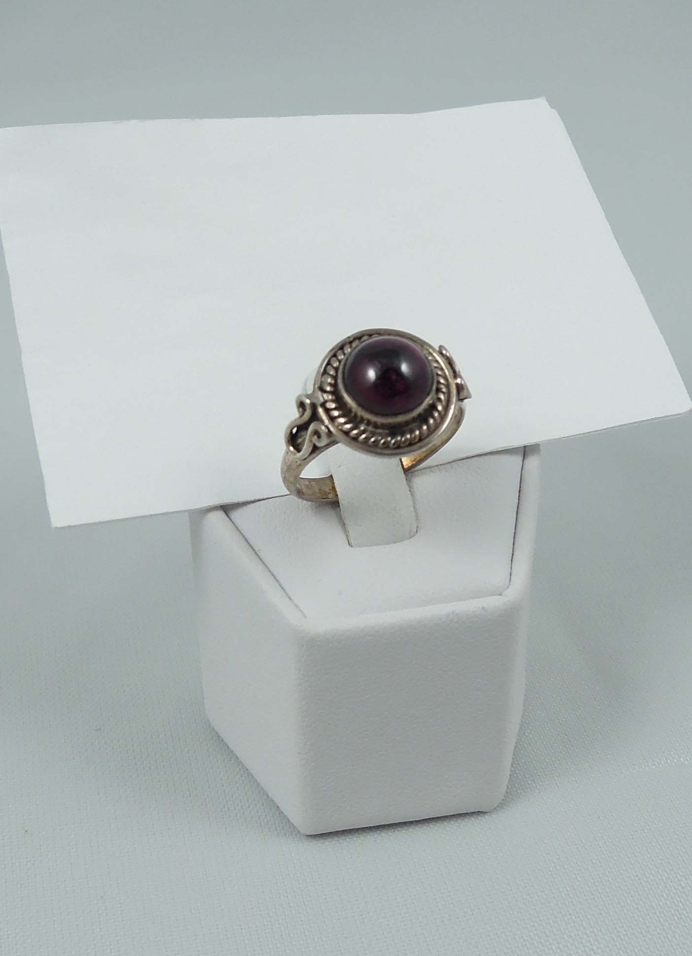 LADIES VINTAGE STERLING SILVER & CABOCHON GARNET RING: Marked 925.