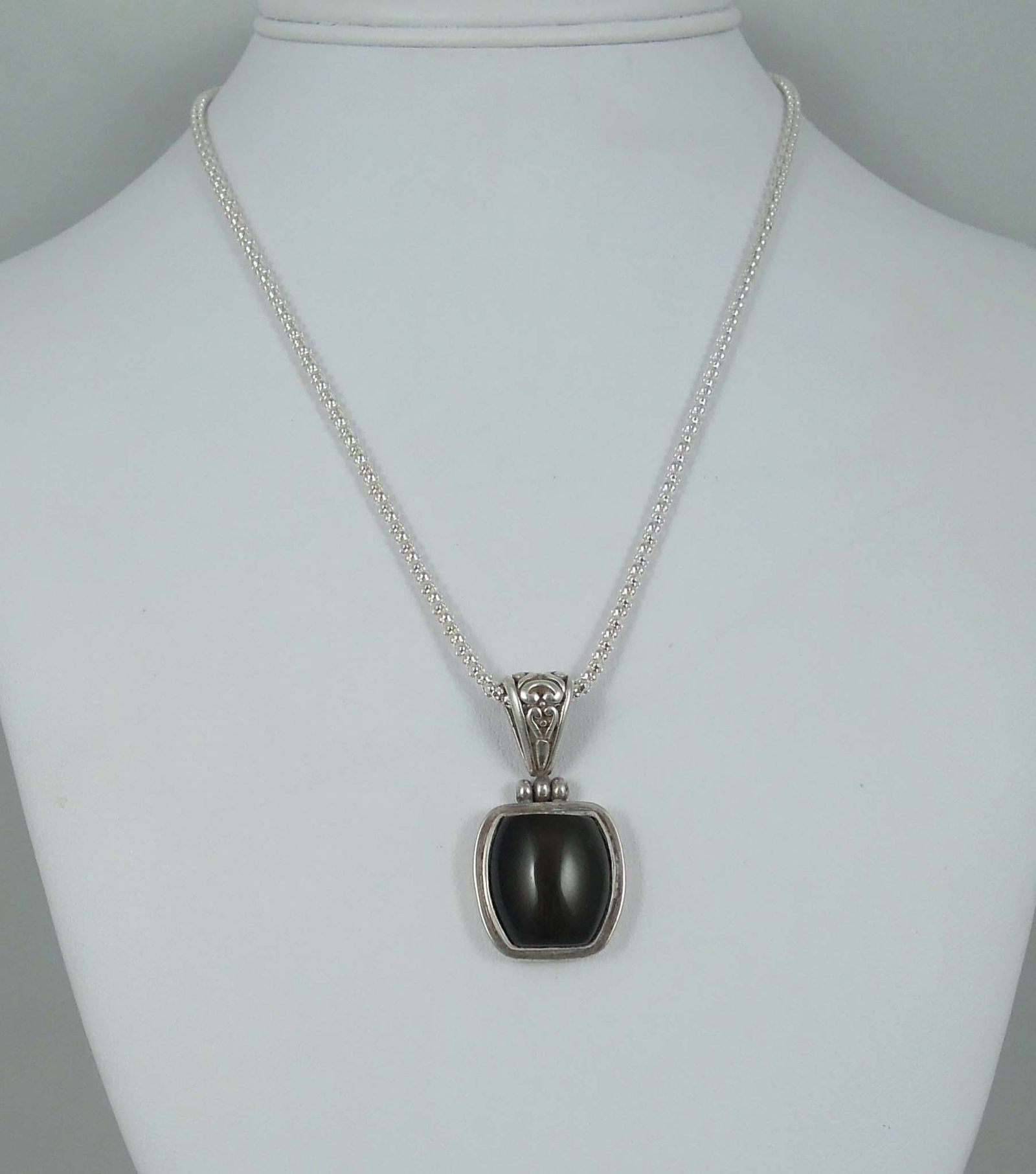 LADIES DAVID YURMAN STYLE STERLING SILVER & ONYX NECKLACE: A sterling silver chain supports a David Yurman style pendant set with a large onyx. Weighs 16 grams.