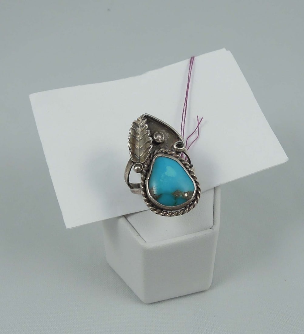 VINTAGE LADIES NATIVE AMERICAN STERLING SILVER & TURQUOISE RING: Ring with feather design and free form turquoise. Size 6 1/2.
