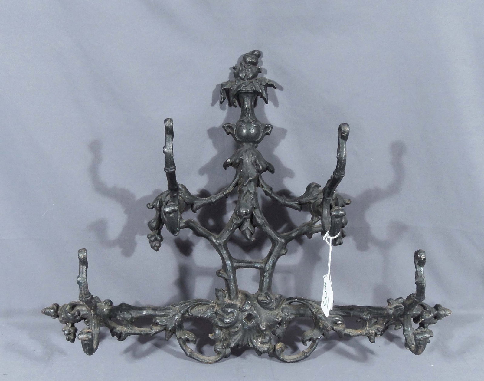 HEAVY VINTAGE CAST IRON WALL MOUNT COAT HANGER (1 of 1)