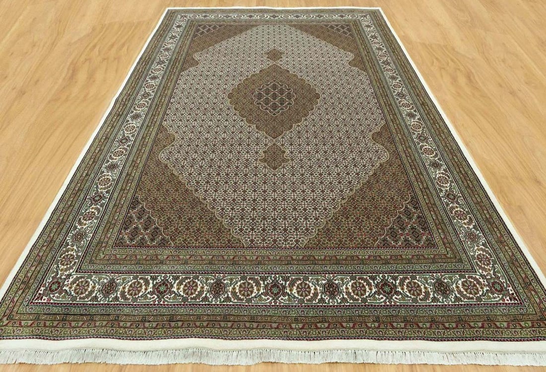 FINE HAND KNOTTED MAHI TABRIZ OVERSIZED ROOM SIZE AREA RUG: Beautiful wool oversized rug. Excellent condition. 9'10" x 14'.