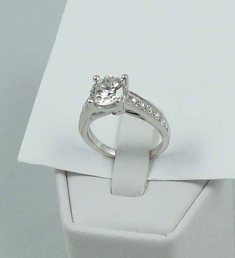 BEAUTIFUL LADIES 18K W.G. AND DIAMOND RING (1 of 1)