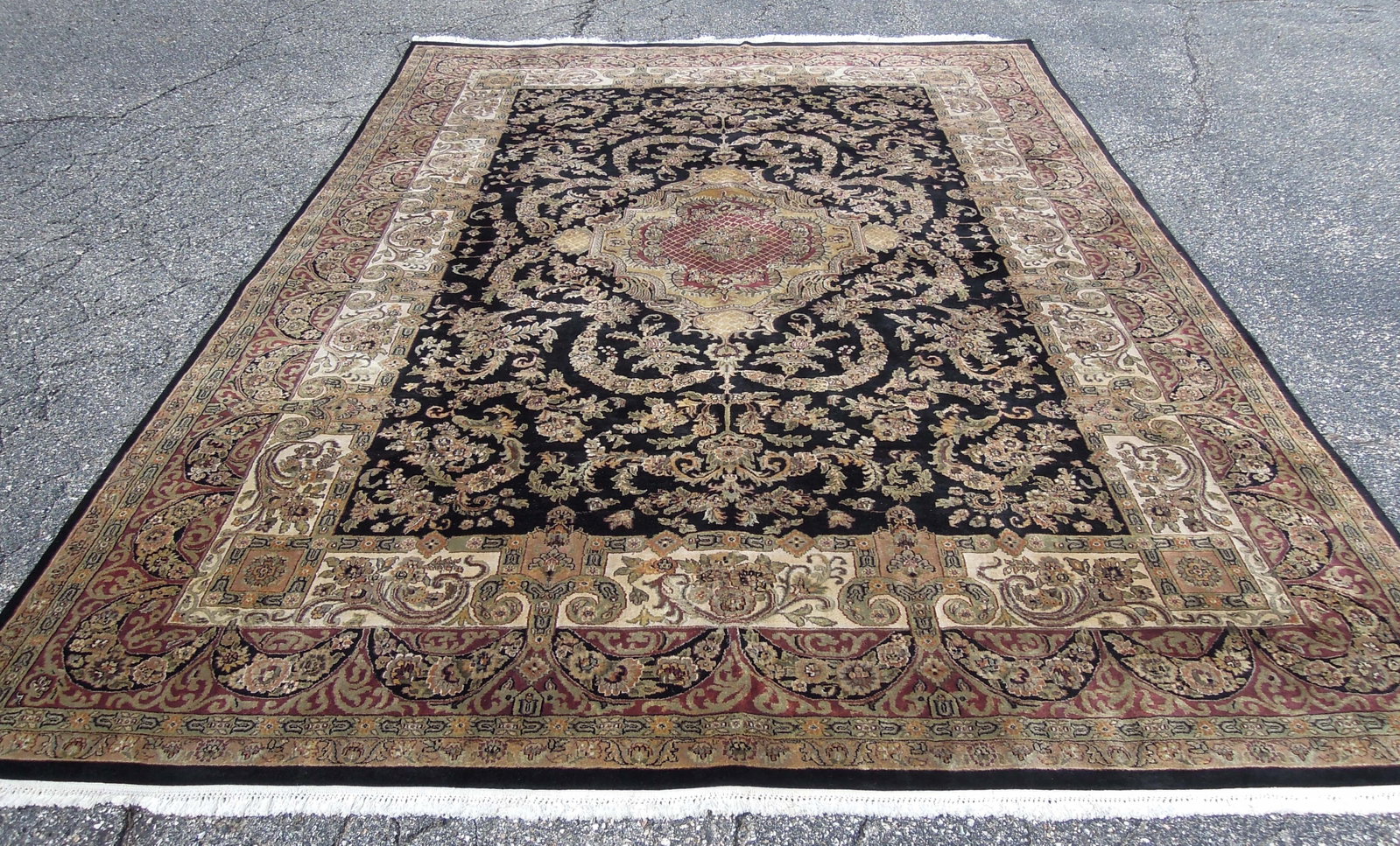 BEAUTIFUL HAND KNOTTED KASHAN AREA RUG: Excellent condition. 9 x 12.