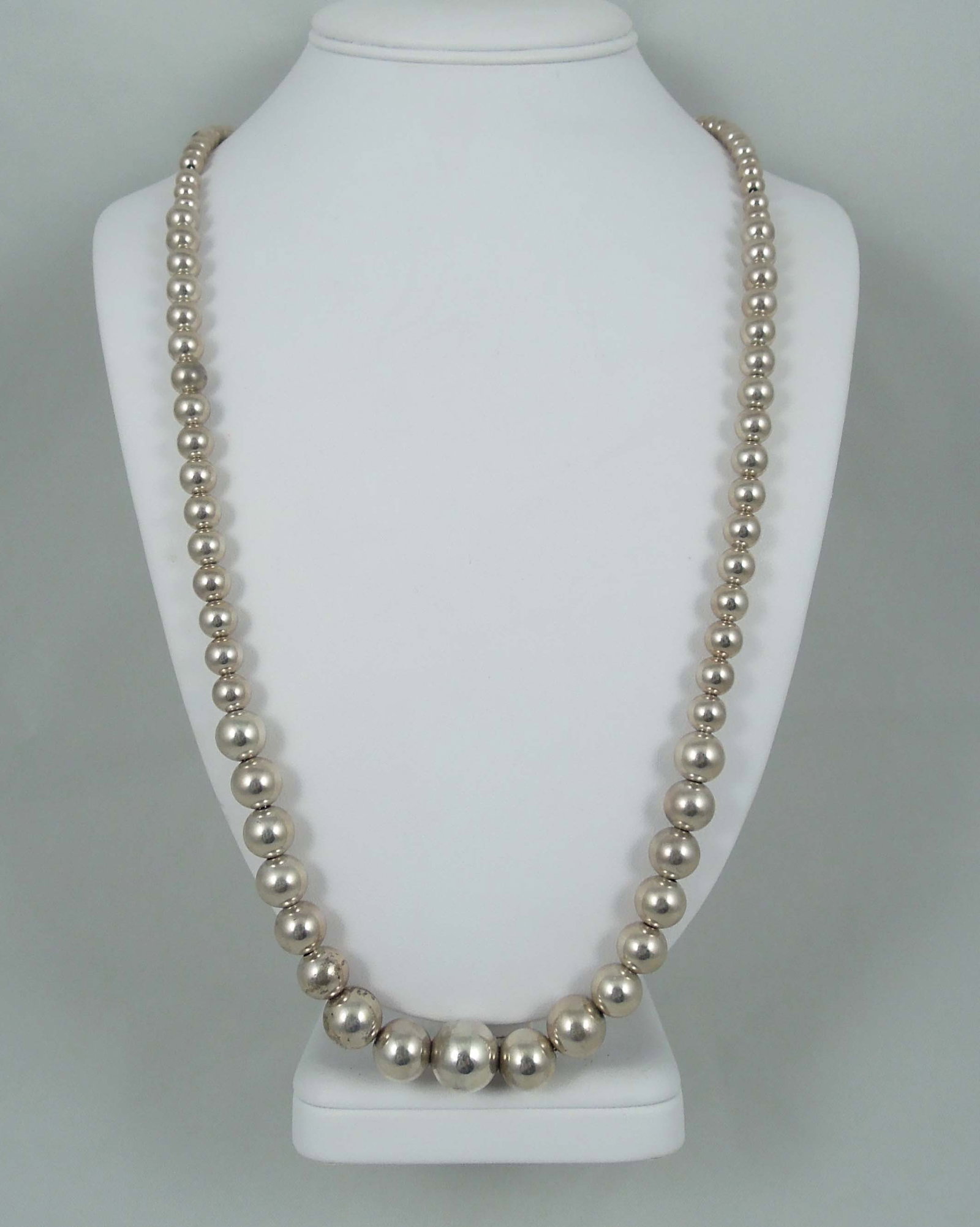LADIES STERLING SILVER GRADUATED BEAD NECKLACE (1 of 1)