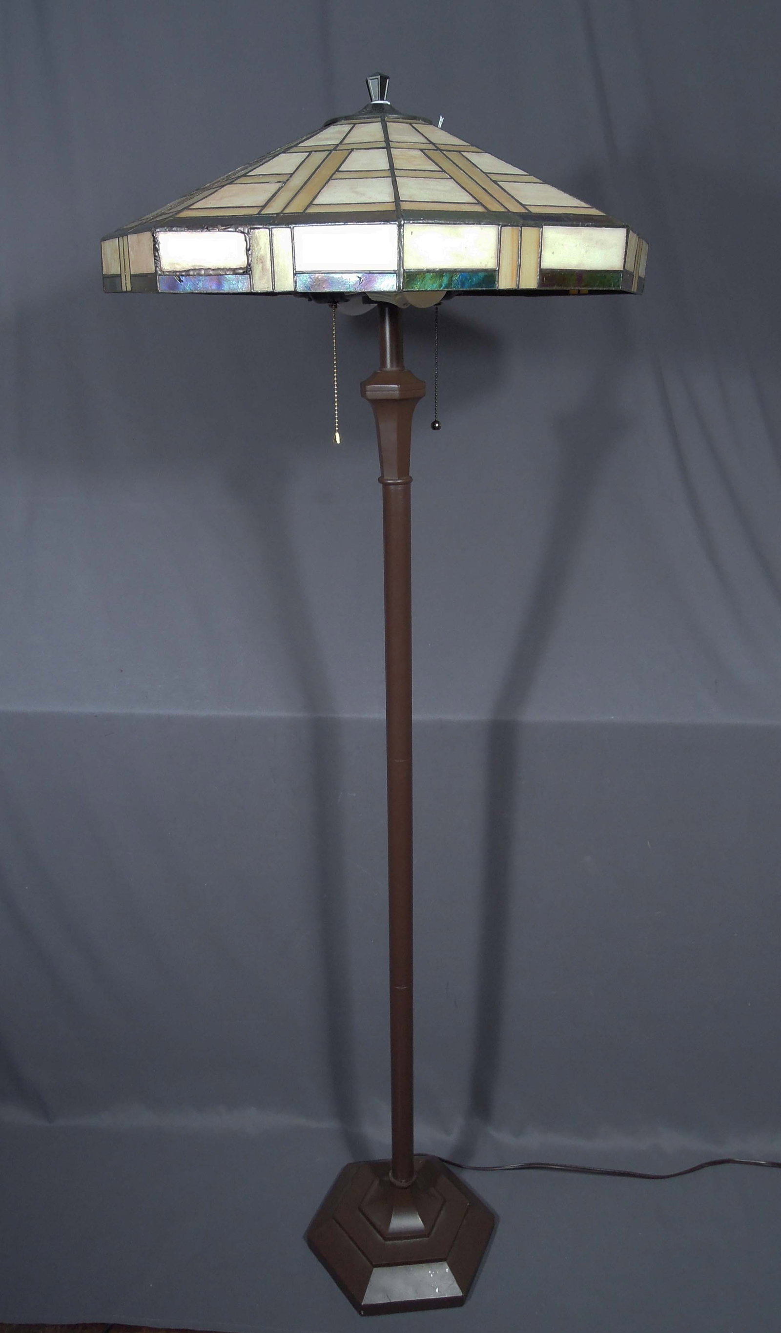A TALL STICKLEY STYLE METAL & LEADED GLASS ARTS & CRAFTS FLOOR LAMP (1 of 3)