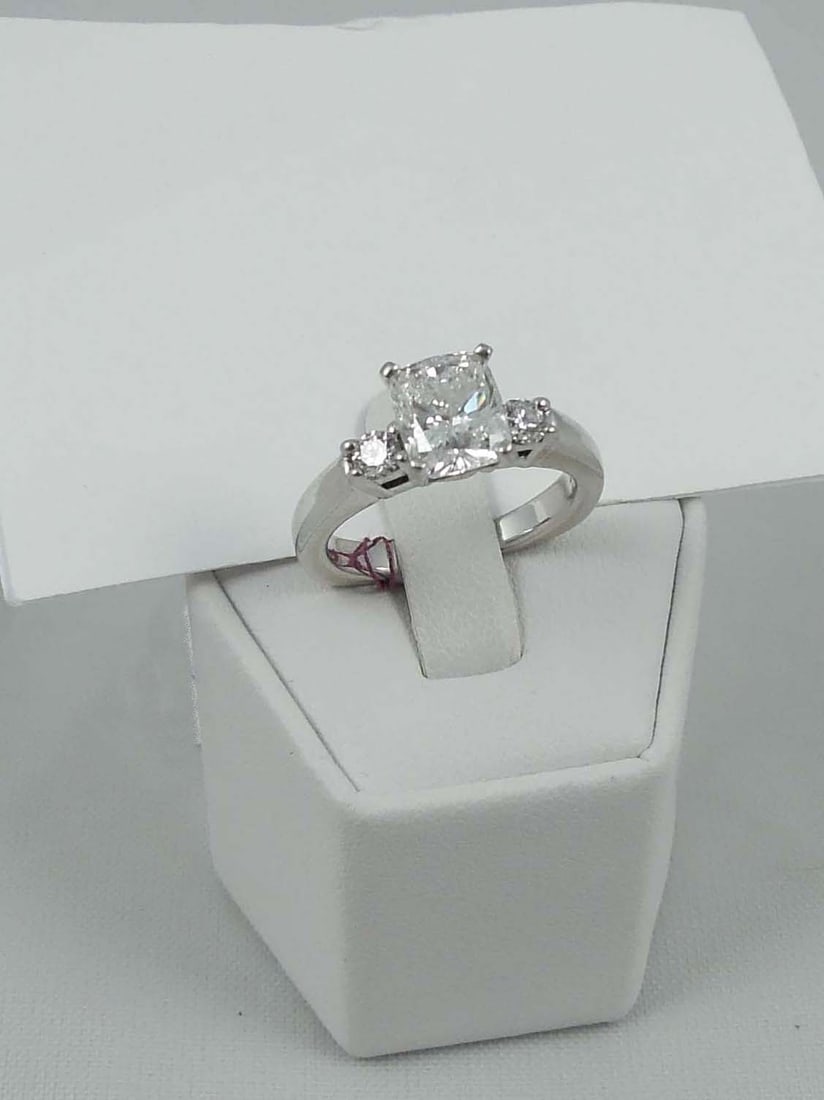 LADIES BEAUTIFUL 18K W.G. & DIAMOND RING (1 of 2)