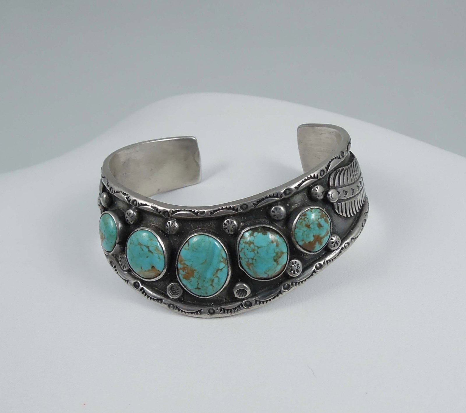 VINTAGE NATIVE AMERICAN NAVAJO STERLING SILVER & TURQUOISE CUFF BRACELET (1 of 2)