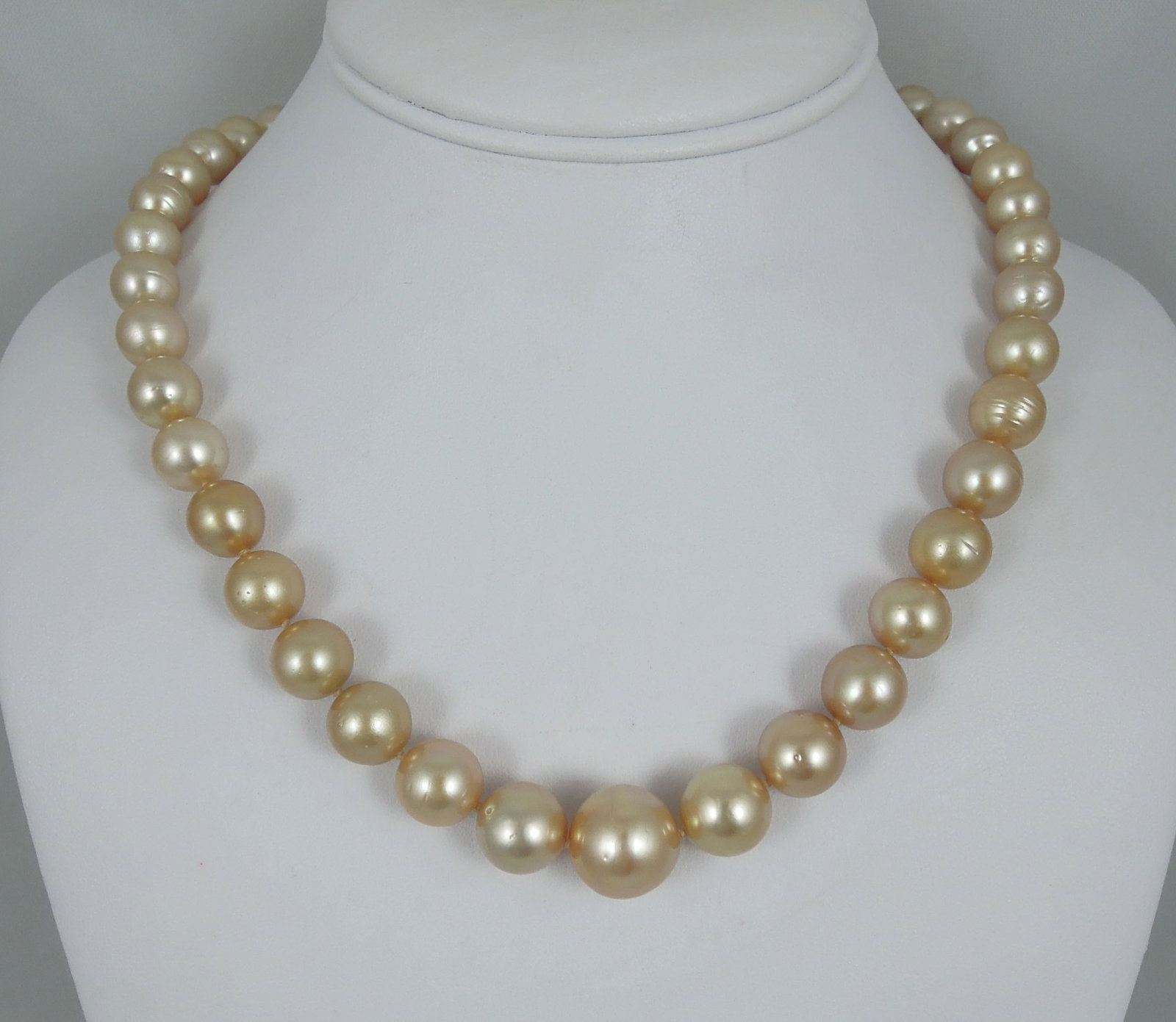 LADIES 14K Y.G. & GOLDEN SOUTHSEA PEARL GRADUATED NECKLACE (1 of 1)