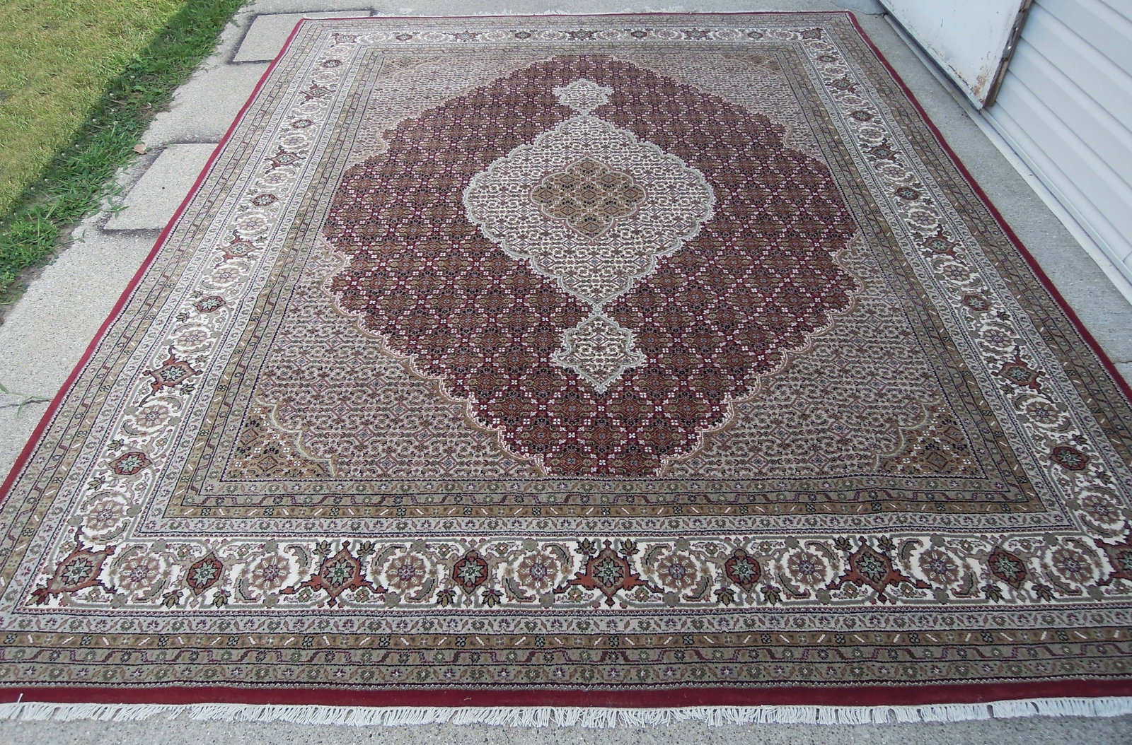 HAND KNOTTED MAHI TABRIZ AREA RUG: Very good condition. 8' x 10'.