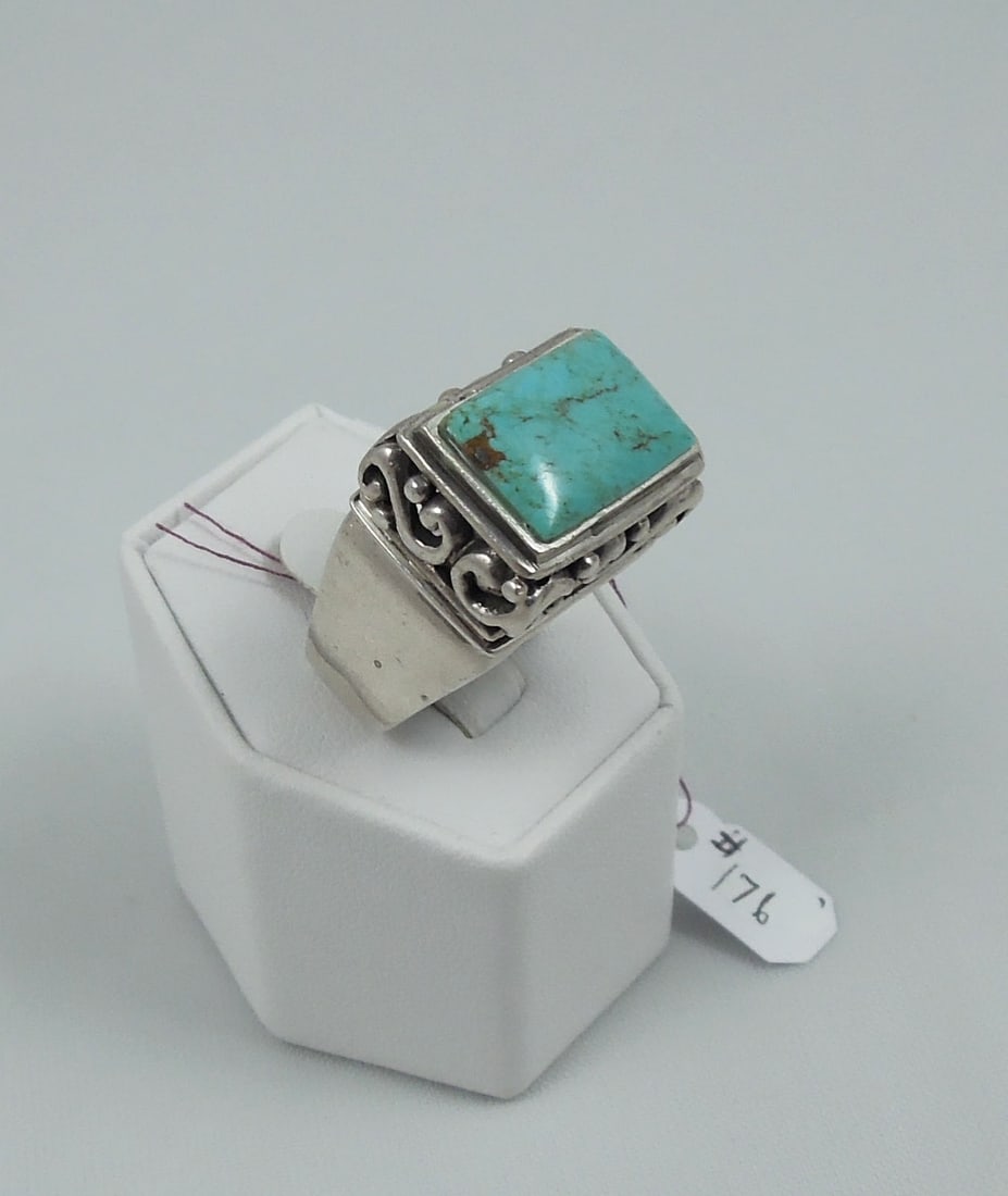 VINTAGE NATIVE AMERICAN STERLING SILVER & TURQUOISE RING (1 of 1)