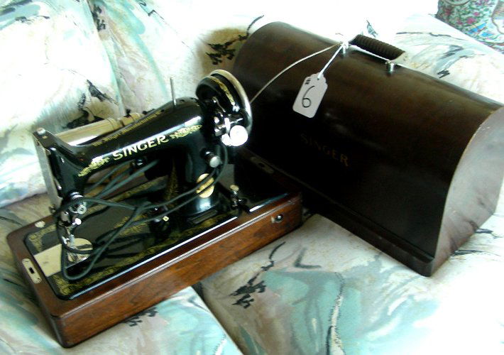 OLD SINGER SEWING MACHINE: Key included.