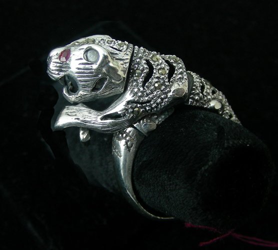 STERLING SILVER AND MOISSANITE MOVABLE TIGER RING: 9.9 grams.