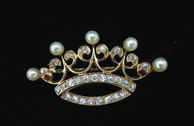 ANTIQUE LADIES 18K YELLOW GOLD, SEED PEARL AND DIAMOND: A very finely made open work 18K yellow gold crown brooch set with five fine seed pearls. Each pearl separated by two old mine cut diamonds. Brooch completed with a lower oval section with two rows of