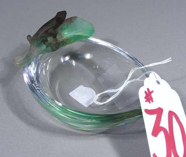 FRENCH PATE DE VERRE DAUM CRYSTAL DISH WITH LIZARD: A clear crystal bowl with a colorful pate de verde lizard on leaf. Signed on base. 5" long.