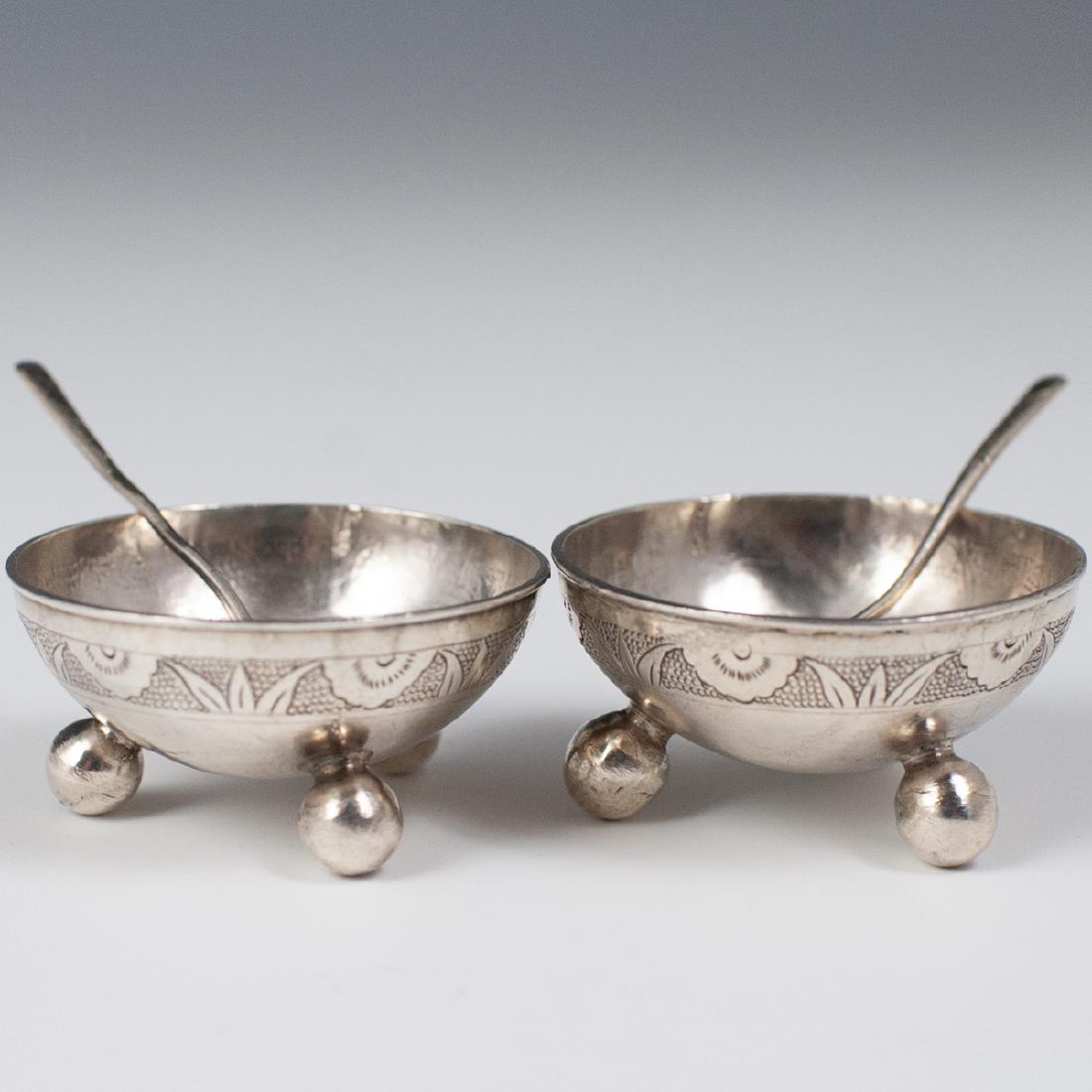 Pair of mini Chinese sterling silver salt cellars (1 of 5)