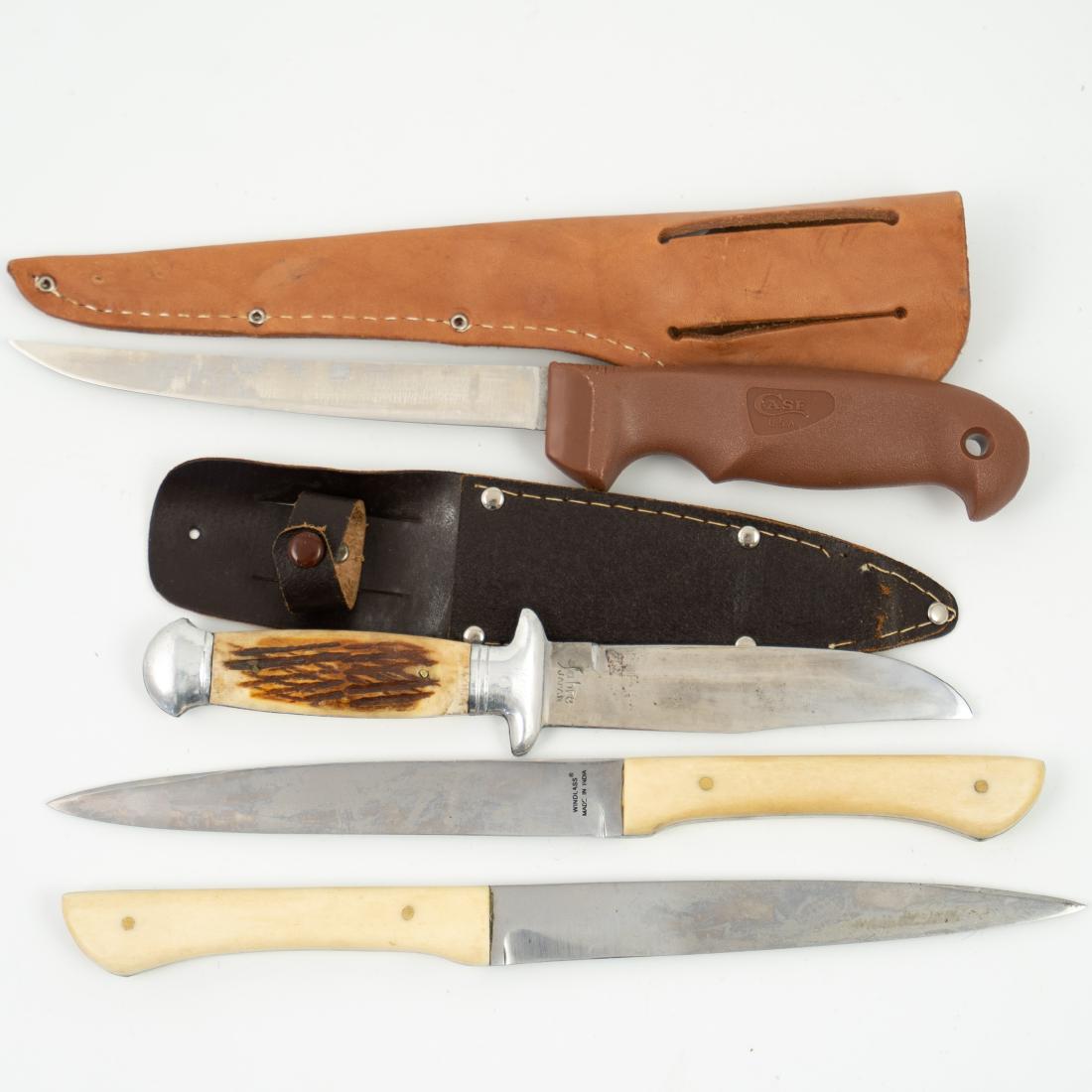Vintage Knives: DESCRIPTION: A set of vintage knives composed of the following: - 1 Japanese Sabre knife with a bone handle and a leather holster. L:8 7/8" - 1 Case filet knife with a plastic handle and a leather hol