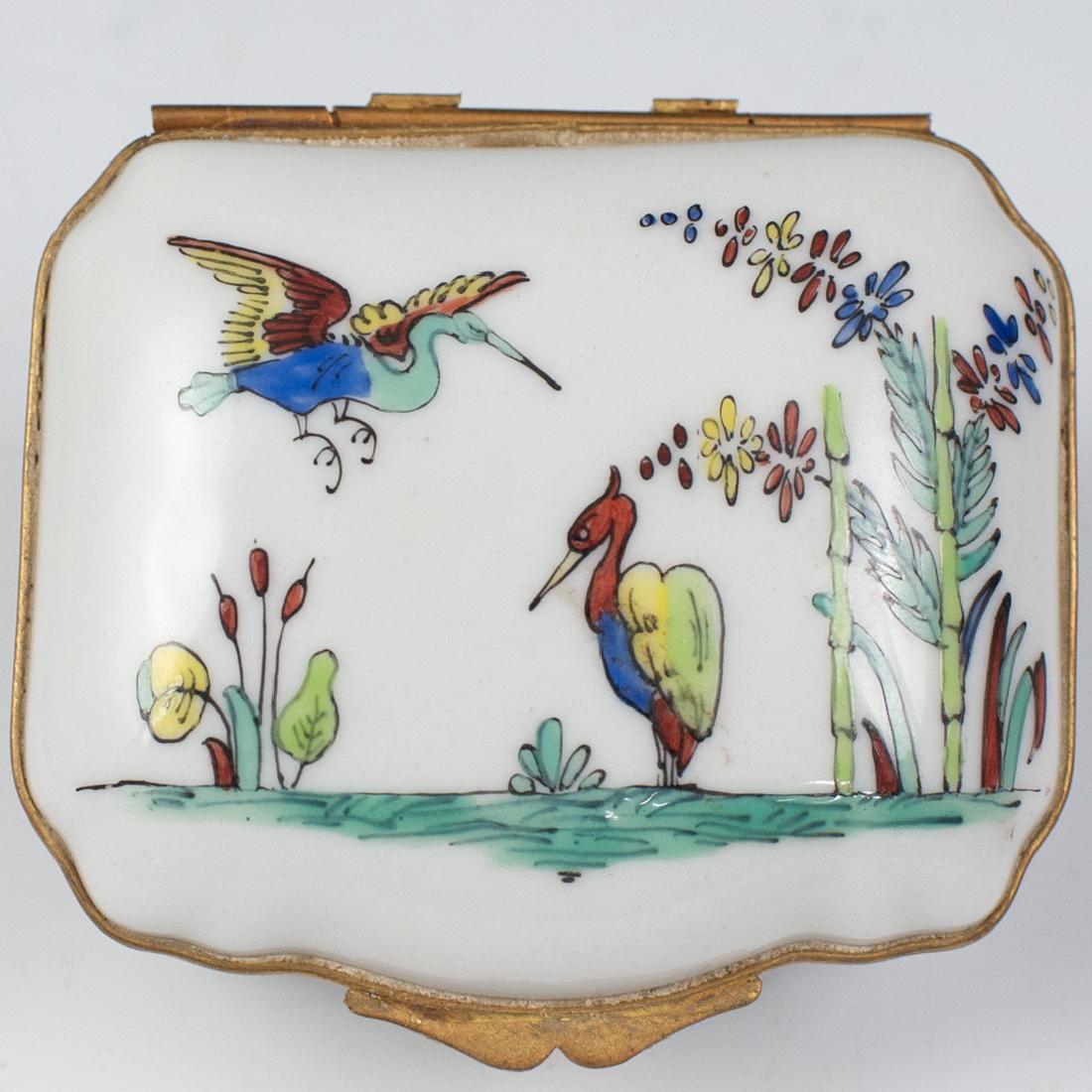 Limoges "A La Main Chantilly" Dresser Box (1 of 3)