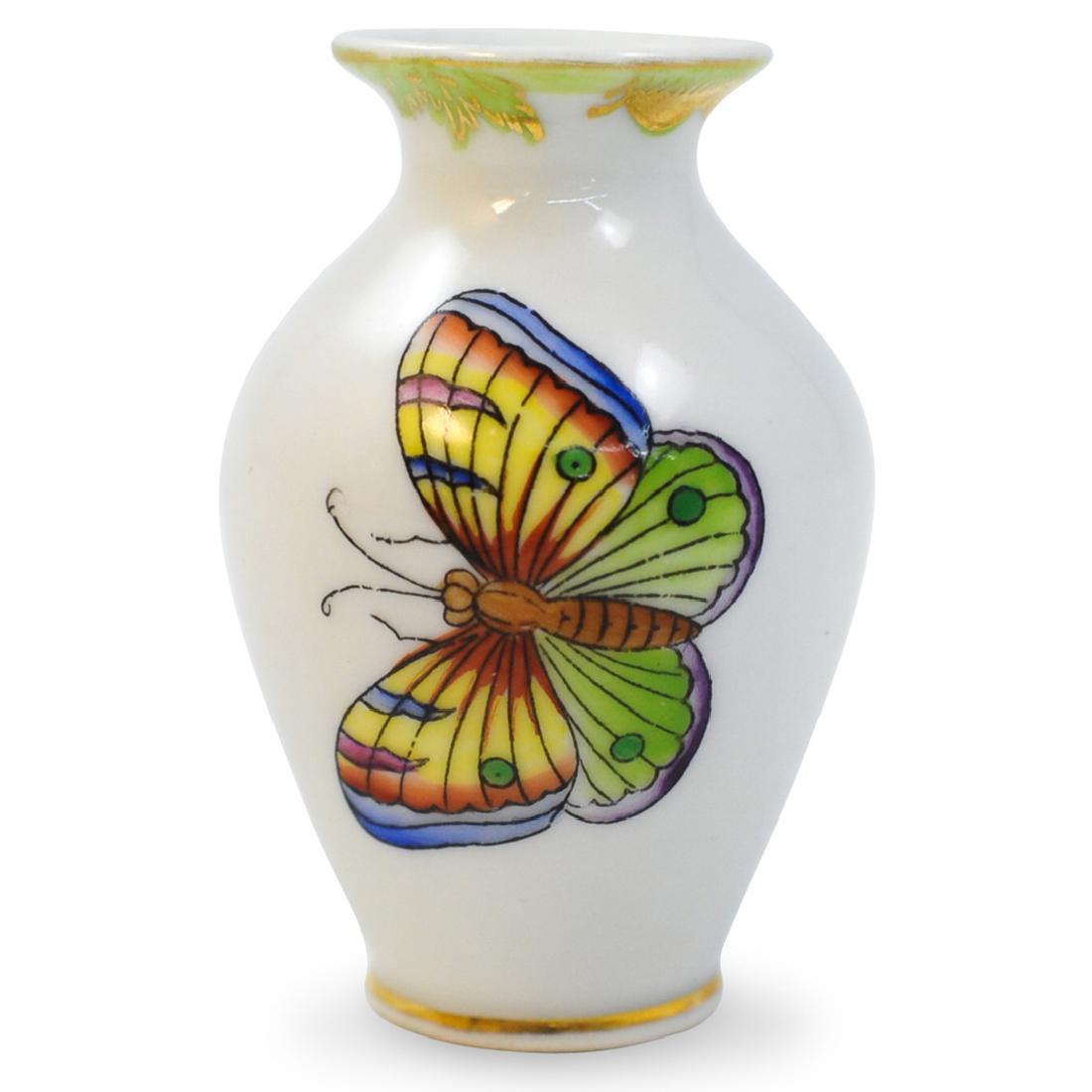 Herend "Queen Victoria" Porcelain Vase (1 of 3)
